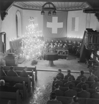 Soldaten an einer Weihnachtsfeier in Kirche