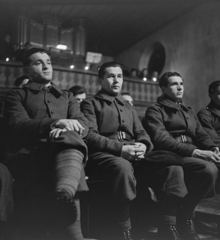 Soldaten an einer Weihnachtsfeier in Kirche