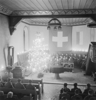 Soldaten an einer Weihnachtsfeier in Kirche