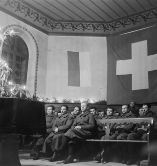 Soldaten an einer Weihnachtsfeier in Kirche