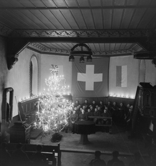Soldaten an einer Weihnachtsfeier in Kirche