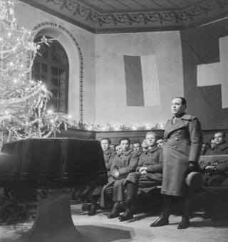 Soldaten an einer Weihnachtsfeier in Kirche