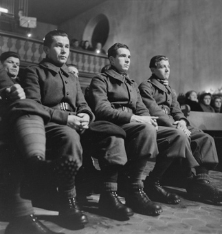 Soldaten an einer Weihnachtsfeier in Kirche