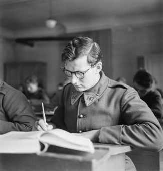 Soldaten in einer Schulstube