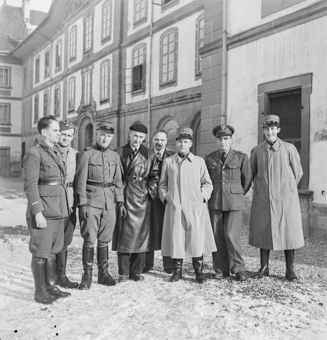 Gruppenbild mit Offizieren vor der Abbaye d'Hauterive  