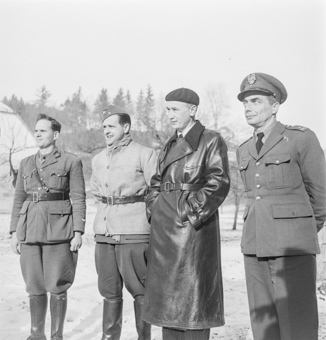 Gruppenbild mit Offizieren vor der Abbaye d'Hauterive  