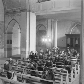 Internierte  Soldaten beim Gebet in der Kirche der Abbaye d'Hauterive 