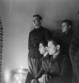 Soldaten an einer Weihnachtsfeier in Kirche