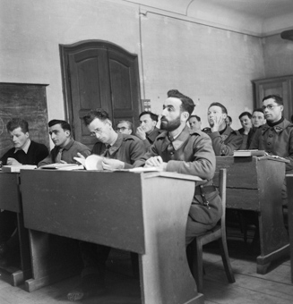 Soldaten in einer Schulstube