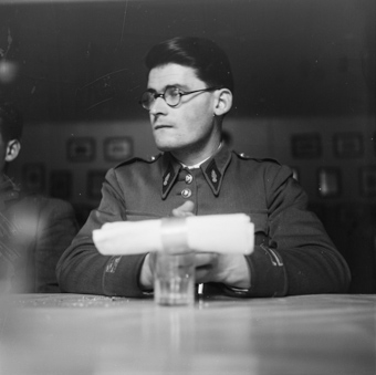 Porträt eines Soldaten an einem Tisch sitzend