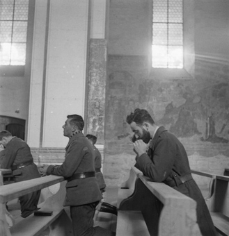 Internierte  Soldaten beim Gebet in der Kirche der Abbaye d'Hauterive