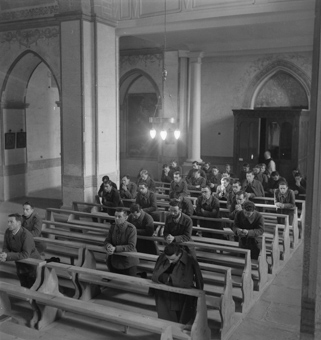 Internierte  Soldaten beim Gebet in der Kirche der Abbaye d'Hauterive