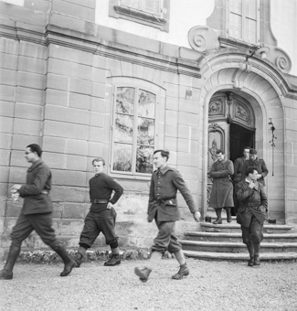 Gruppe von Soldaten bei der Abbaye d'Hauterive