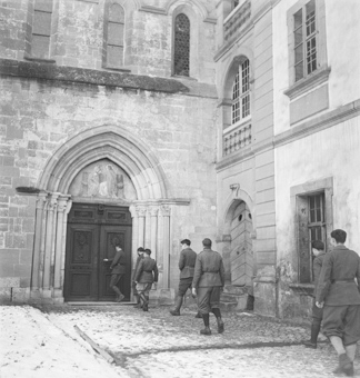 Soldaten beim Gang in die Kirche der Abbaye d'Hauterive