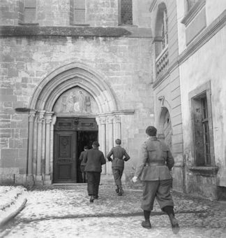 Soldaten beim Gang in die Kirche der Abbaye d'Hauterive