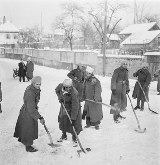 Spahis (Internierte) beim Schneeschaufeln in Estavayer-le-Lac