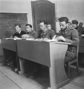 Soldaten in einer Schulstube