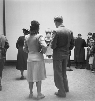 Besuchende einer Ausstellung