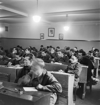 Soldaten in einer Schulstube