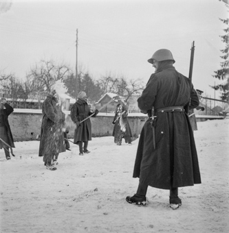 Spahis (Internierte) beim Schneeschaufeln bewacht von einem Schweizer Soldat