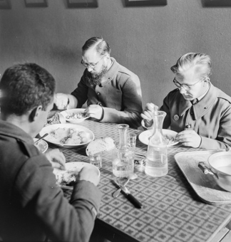 Drei Soldaten beim Essen
