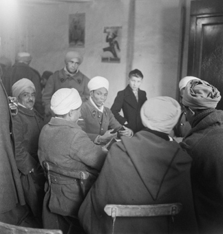 Gruppe von Spahis (Internierte) beim Domino-Spiel