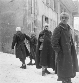 Spahis (Internierte) auf verschneiter Strasse in Estavayer