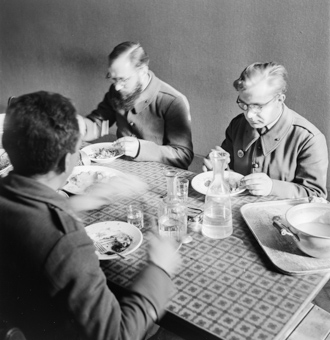 Drei Soldaten beim Essen