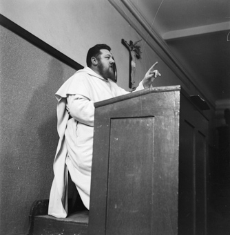 Priester während einer Predigt oder beim Dozieren