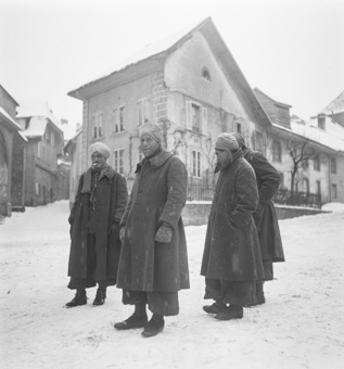 Spahis auf verschneiter Strasse in Estavayer