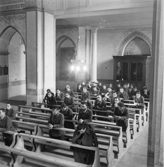 Soldaten beim Gebet in der Kirche der Abbaye d'Hauterive