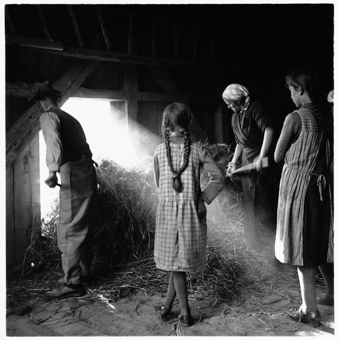 Bauernfamilie beim Dreschen von Getreide