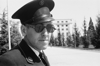 Mann in Uniform mit Emblem «SLN» und Sonnenbrille