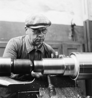 Metallarbeiter an einer Maschine