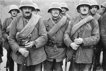 Soldaten in Uniform mit Helm und Gewehr