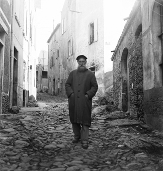 Der Bildhauer Aristide Maillol in einer Gasse von Banyuls, Südfrankreich