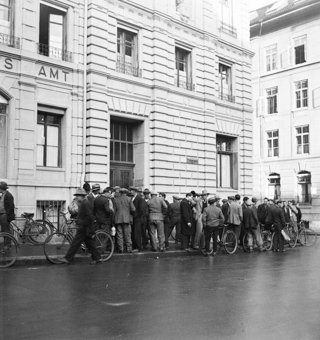 Arbeitslose vor dem Arbeitsamt an der Predigergasse