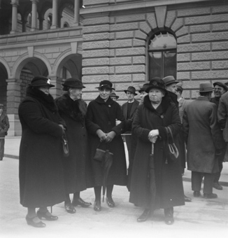 Gruppe von älteren Frauen am Rande einer Demonstration auf dem Bundesplatz