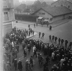Unruhen von Genf 1932: Soldaten, Passanten und Schaulustige bei einer Strassensperre