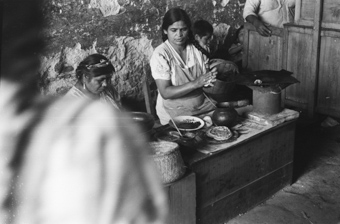 Mexikanerinnen bereiten auf einem Markt Tortillas zu