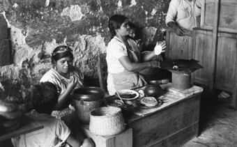 Mexikanerinnen bereiten auf einem Markt Tortillas zu