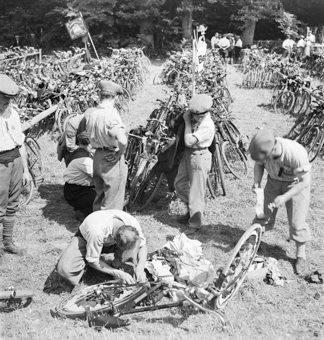 Fahrrad-Reparatur am Bundesfest des Arbeiter-Touring-Bundes