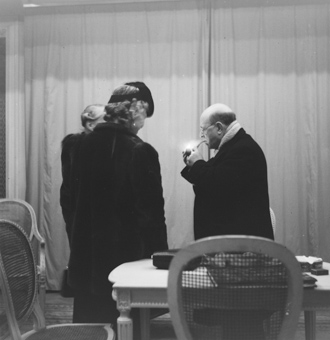 Pablo Casals im Gespräch mit zwei Frauen