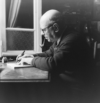 Pablo Casals am Schreibtisch in seinem Haus in Prades