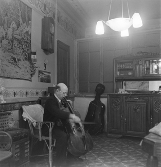 Pablo Casals beim Cellospiel in seinem Haus in Prades