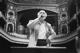 Ernest Ansermet am Dirigentenpult der Victoria Hall Genf