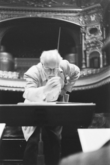 Ernest Ansermet am Dirigentenpult der Victoria Hall Genf