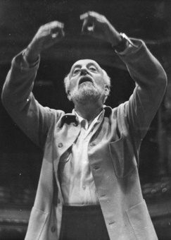 Ernest Ansermet am Dirigentenpult der Victoria Hall Genf