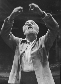Ernest Ansermet am Dirigentenpult der Victoria Hall Genf