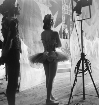 Ballett-Tänzerin und Tänzer vor dem Auftritt